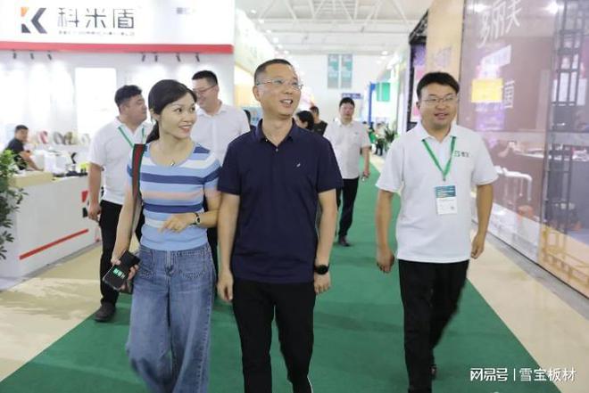 威客电竞雪宝亮相临沂木博会并荣获“2023中国好家居优秀企业”荣誉称号！(图9)